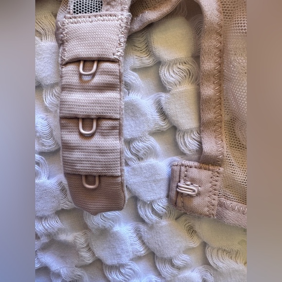 Victoria’s Secret Lace Bodysuit XS Nude Blush Sheer Lace Flutter Sleeve Lingerie - Picture 6 of 9